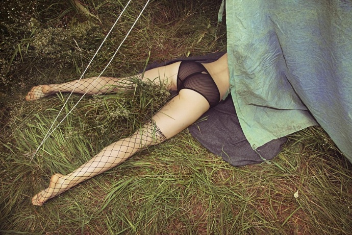 Сняв трусы жена стала на колени в лесу фото