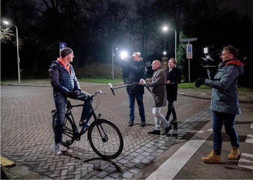 На изображении может находиться: 1 человек, стоит и на улице