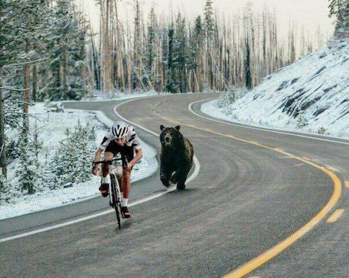 На изображении может находиться: на улице