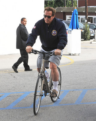 Arnold+Schwarzenegger+Riding+Bicycle+Brentwood+REUVaKRK3OKl.jpg