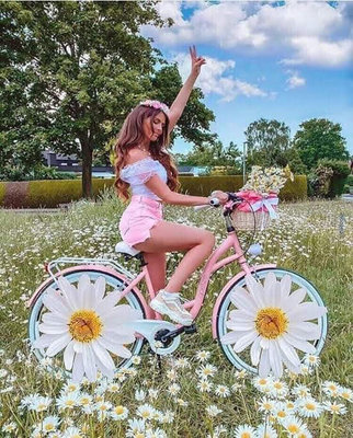 На изображении может находиться: 1 человек, цветок, на улице и природа