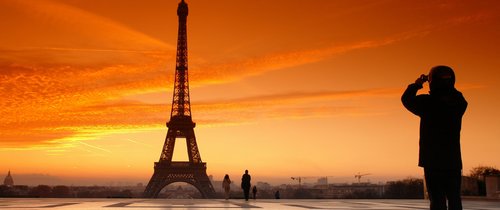 _Man_photographing_the_Eiffel_Tower_0584