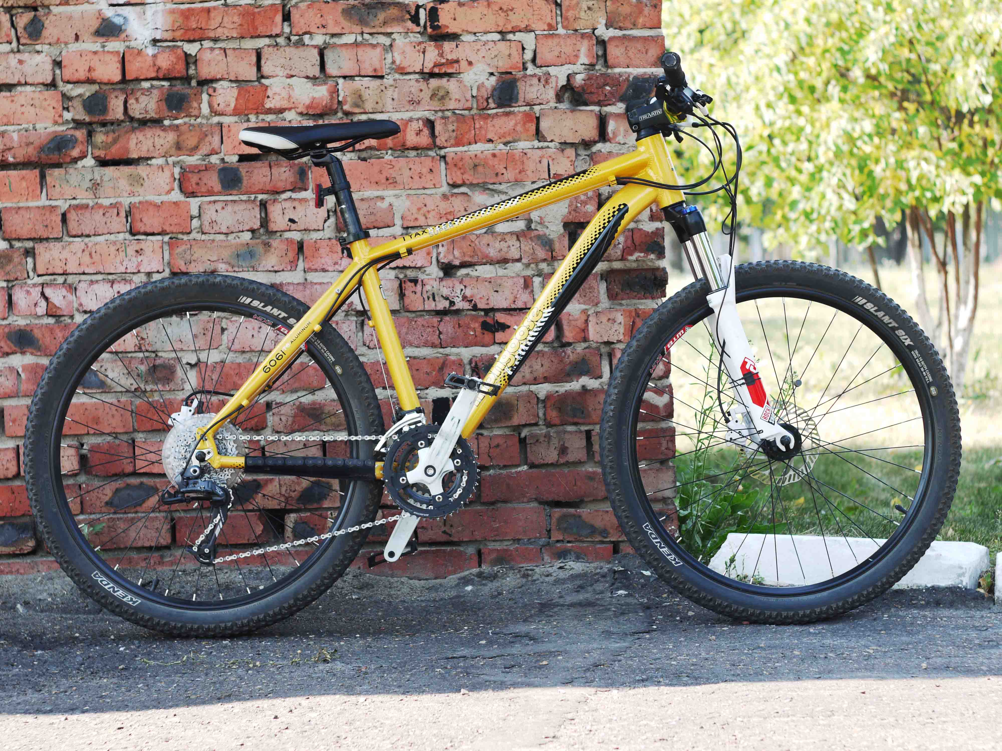 mongoose tyax super mountain bike