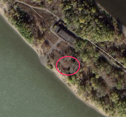 У здания памп.png